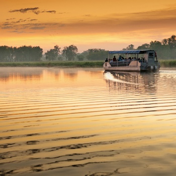 Bådudflugt ved solnedgang i Northern Territory, Australien