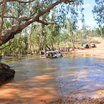 4WD der krydser flod på udflugt i Northern Territory - Australien