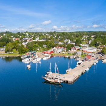 Luftfoto af kystbyen Baddeck på Cape Breton Island, Nova Scotoa i Canada
