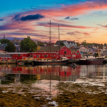 Havnen med Bluenose II og Fisheries Museum of the Atlantic i Lunenburg, Nova Scotoa i Canada