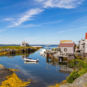 Fiskerby på en sommerdag, Nova Scotia i Canada