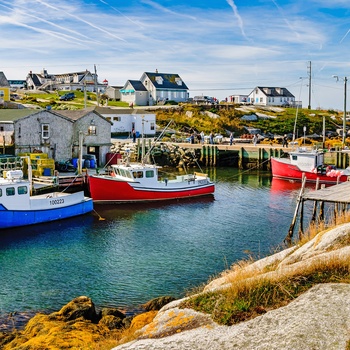 Fiskerbåde i Peggy´s Cove havn, Nova Scotia i Canada