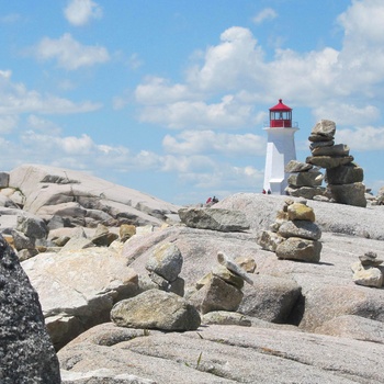 Peggy´s Cove Lighthouse og Inukshuks stenfigurer, Nova Scotia i Canada