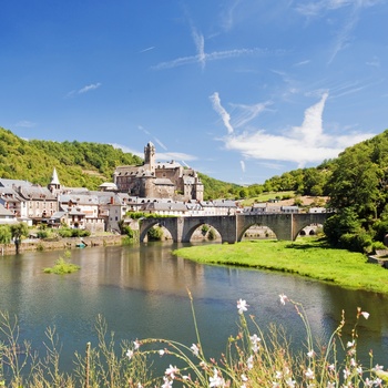 Byen Estaing og UNESCO broen over floden Lot - Occitaine i Frankrig