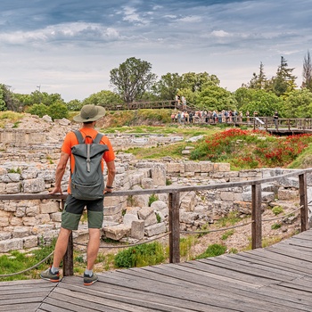 Turist kigger ud over ruinerne i oldtidsbyen Troja i Tyrkiet