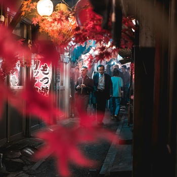 Lokale og turister i Omoide Yokochos små gyder i Tokyo - Foto: Ramon Kagie, Unsplash