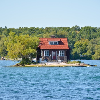 Lille hus på lille ø, St. Lawrence River og Thousand Islands mellem Canada og USA