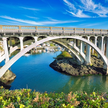 Broen over indsejlningen til Depoe Bay, Oregon i USA