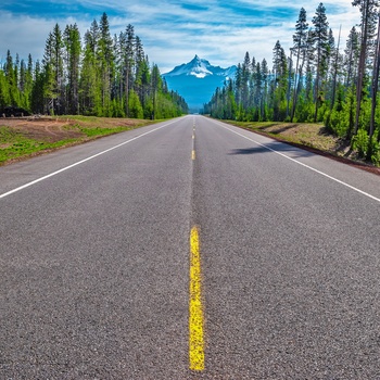 Rogue-Umpqya Scenic Highway og Mt. Thielsen i baggrunden, Oregon i USA