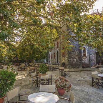 Ortodoks kirke ved det 1000 årige platantræ i byen Tsagarada Pelion-halvøen - Grækenland