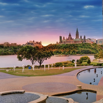 Ottawa floden og parliamentet i baggrunden, Ontario i Canada