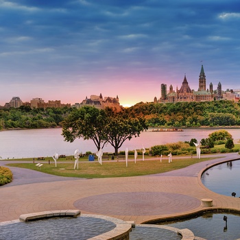 Ottawa floden og parliamentet i baggrunden, Ontario i Canada