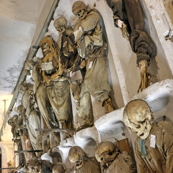 Ligene hænger på stribe i Palermos katakomber