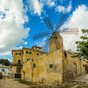 Gammel mølle i Es Jonquet kvarteret i Palma de Mallorca, Spanien