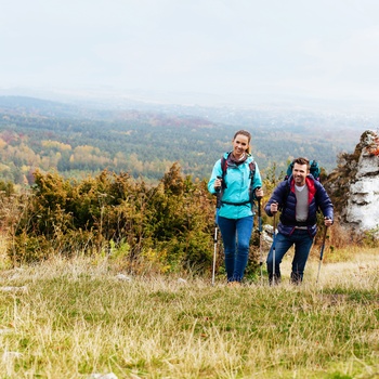 Yngre par på aktiv ferie - vandring i naturen