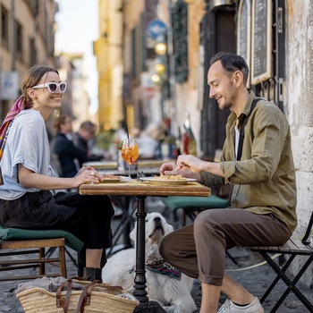 Udendørs servering i en italiensk by