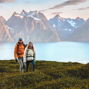 Par på vandring i Lyngen Alps i det nordlige Norge