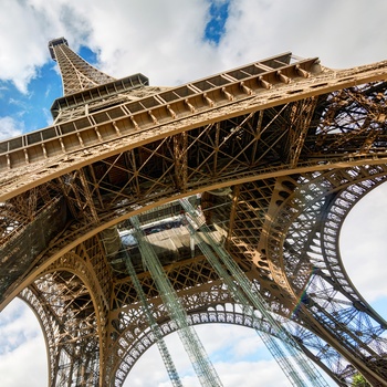 Eiffeltårnet fra en skæv vinkel - Paris
