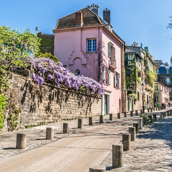 Gammel gade i bydelen Montmartre på en sommerdag, Paris i Frankrig