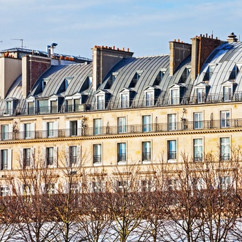 Den berømte glaspyramiden foran Louvre