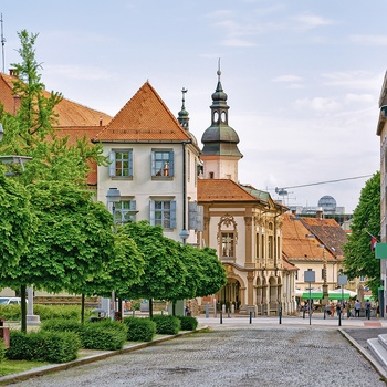 Lille park i centrum af Maribor hvor rådhuset ses i baggrunden, Slovenien