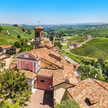 Vinbyen Barolo omgivet af bølgende vinmarker, Piemonte