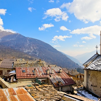 Den lille bjergby Usseaux i Piemonte