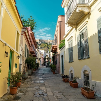 Hyggelig gade i Plaka-kvarteret i Athen - Foto: Matt Cramblett, Unsplash