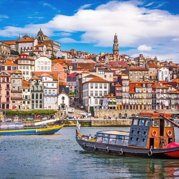 Douro floden i Porto med både og farverige huse - Portugal