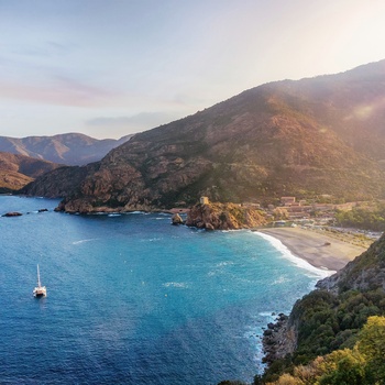 Kystbyen Porto og strand på Korsika - Foto: Hendrik Cornelissen, Unsplash