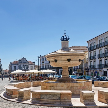 Praca do Giraldo, Evora´s største plads med Fonte Henriquina-fontænen, Portugal