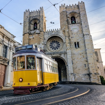 Sporvogn foran Katedralen Sé i Lissabon