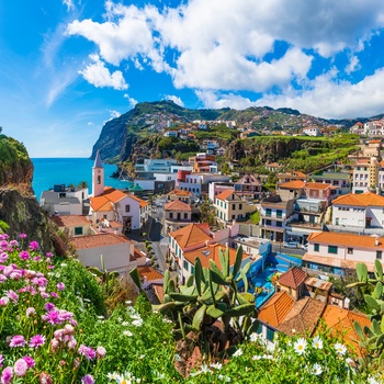 Lille by ud mod kysten på Madeira, Portugal