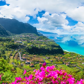 Udsigt fra bjergene og ud mod kysten på Madeira, Portugal