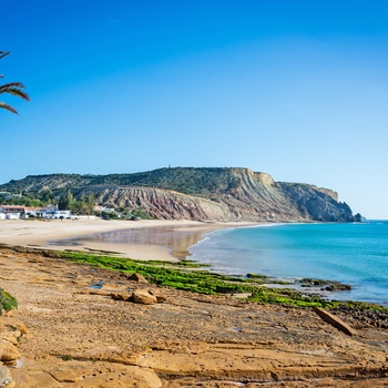 Strand ved byen Praia da Luz på Algarvekysten, Portugal
