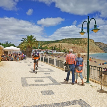 Strandpromenaden i byen Praia da Luz på Algarvekysten, Portugal