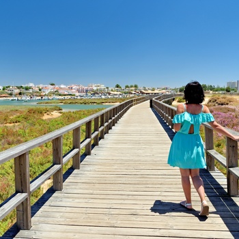 Gangbro i naturreservatet Ria de Alvor, Portugal