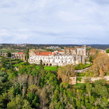 Luftfoto af borgen og Kristi klosteret i Tomar - det centrale Portugal