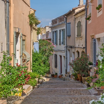 Smal gade i Arles, Provence i Frankrig