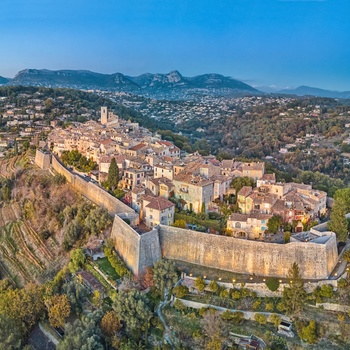 Luftfoto at fæstningsbyen Saint-Paul de Vence, Provence i Frankrig