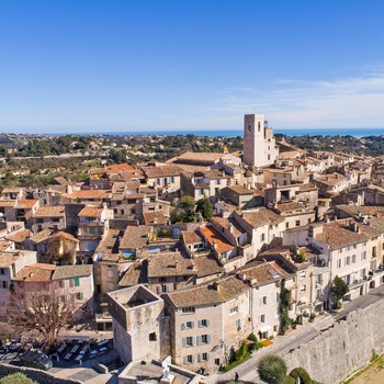 Luftfoto at fæstningsbyen Saint-Paul de Vence, Provence i Frankrig
