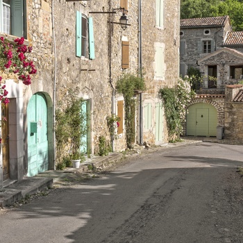 Smal gade i Salavas i Provence, Frankrig