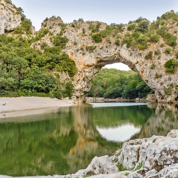 Vallon Pont d’Arch og floden Ardeche, Provence i Frankrig