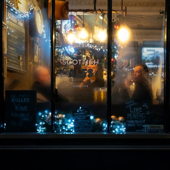 Pub i Edinburgh - Foto: Rob Wingate, Unsplash