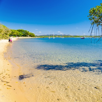 Lækker strand i kystbyen 1770, Queensland