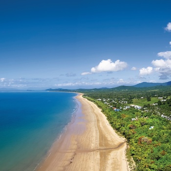 Luftfoto af kyststrækningen med lækre strande ved Mission Beach - Queensland