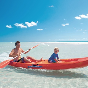 Far og søn i kajay ved Hervey Bay, Australien - ”Copyright – Tourism and Events Queensland”