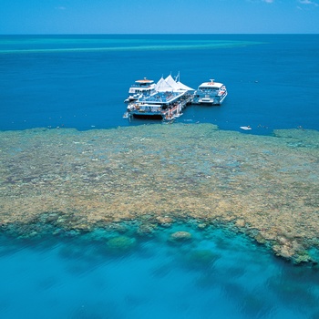 Whitsunday Island - katamaraner ved bådbro ved Hardy Reef, Australien - copyright Jason Hill and Tourism & Events Queensland