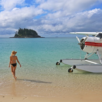 Whitsunday Island - ung kvinde ved vandflyver på lækker strand, Australien - copyright Jason Hill and Tourism & Events Queensland