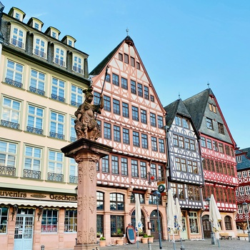 Den smukke Römerberg plads med gamlebygninger i Frankfurt - Foto: Sanjay B, Unsplash